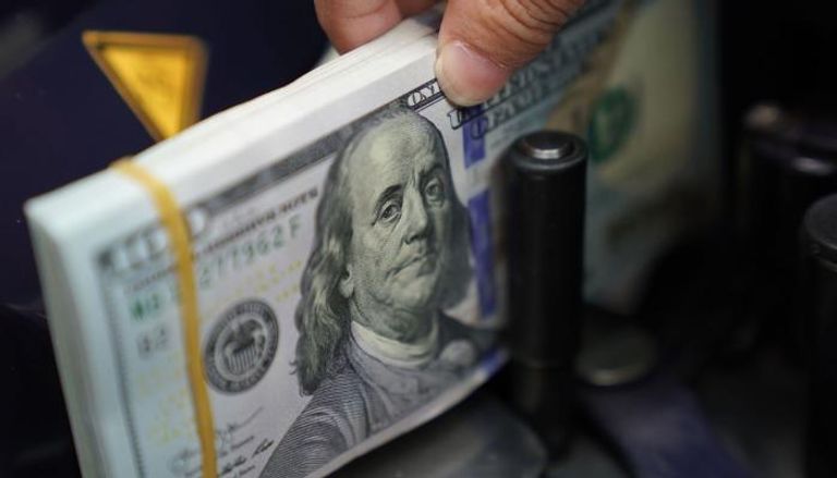 الدولار يواصل التراجع أمام الجنيه مع عودة البنوك للعمل بعد العطلة الإسبوعية